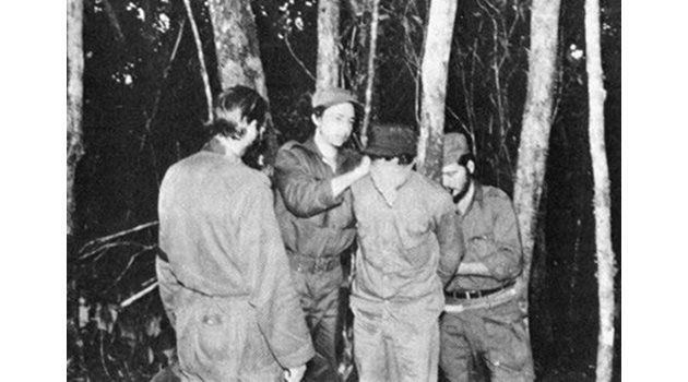 ЕКЗЕКУЦИЯ: Фидел връзва кубински селянин, брат му Раул му поставя превръзка на очите, а Че Гевара се подготвя да го разстреля.