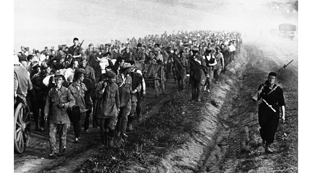 Колона от съветски военнопленници на път към трудовите лагери в Германия