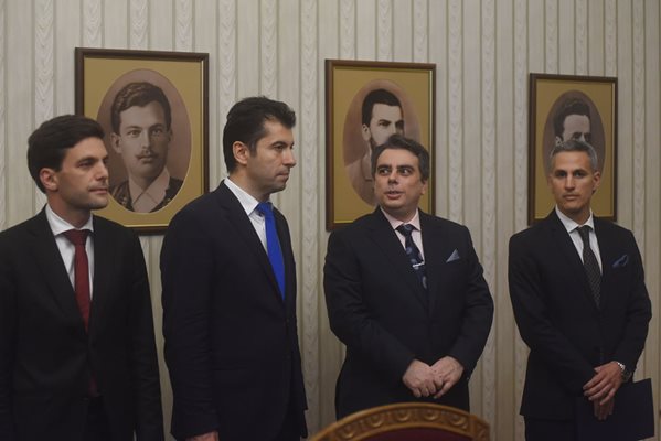 Василев влезе на "Дондуков" 2 в компанията на шефа на парламентарната група на ПП Андрей Гюров, на премиера в оставка Кирил Петков и на бившия парламентарен шеф Никола Минчев.