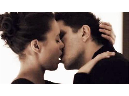 Радина се целува с Асен Блатечки в сцена от поредицата на Би Ти Ви.