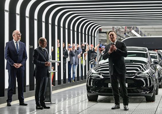 Германският канцлер Олаф Шолц, премиерът на провинция Бранденбурт Дитмар Войдке и Илон Мъск откриха през миналата година завод на “Тесла” до Берлин. Германия обаче сега блокира решението от 2035 г. в ЕС да се продават само електрически автомобили.
