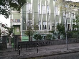 Сградата на СУ "Братя Миладинови" в Пловдив.