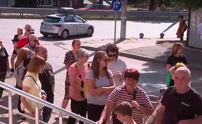 В София се изви опашка от желаещи за новата ваксина срещу ковид