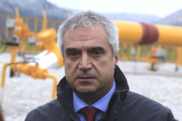 Министърът на енергетиката Румен Радев на площадката на газоизмервателната станция на газопровода от България към Сърбия.
Снимки: Велислав Николов