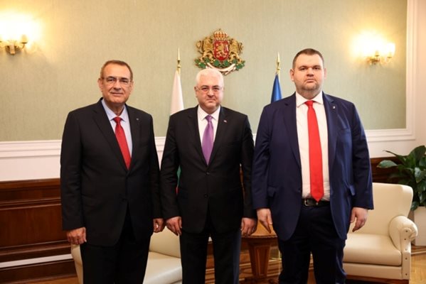 Les coprésidents du DPP Peyevski et Chakarov ont rencontré le nouvel ambassadeur de Turquie dans notre pays, Mehmet Uyanak, a annoncé le parti peu avant le vote du Cabinet.  Photo : DBS