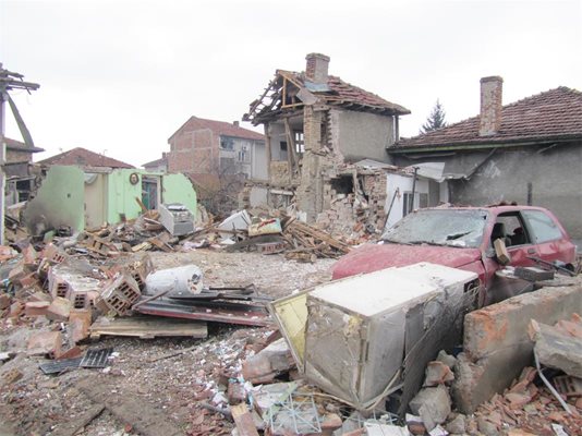 Това остана от къщата на семейство Ангелови на ул. “Васил Левски” в Севлиево. СНИМКА: АВТОРЪТ