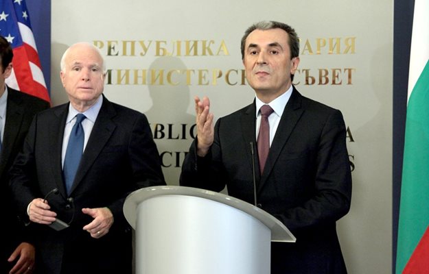 Премиерът Пламен Орешарски и сенатор Джон Маккейн дадоха изявления след срещата си.