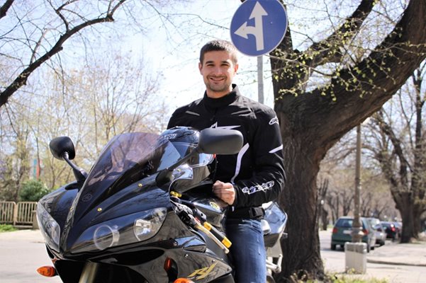 Общинският съветник на ГЕРБ в Стара Загора Николай Диков също кара мотор.
