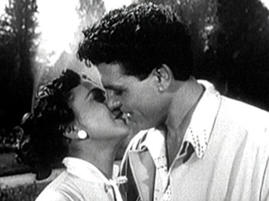 Емблематичната целувка от филма "Любимец 13"