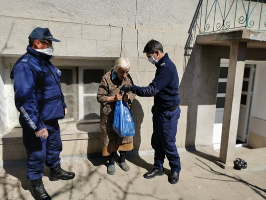 Снимки: МВР 
Донка Китанова на 75 г. от село Певците се грижи за своята 96-годишна майка. Децата й са в Англия и Италия.