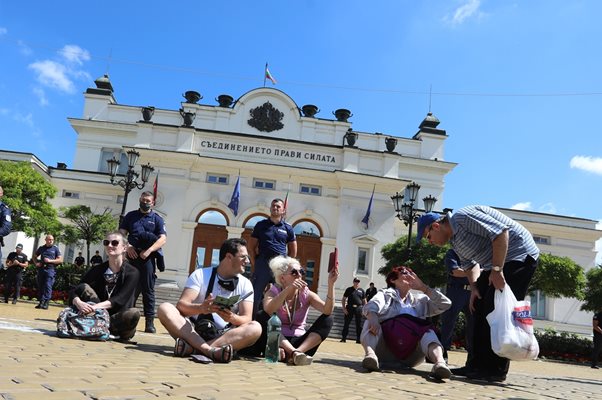 Малко преди 9 часа протестиращите блокираха движението пред парламента.