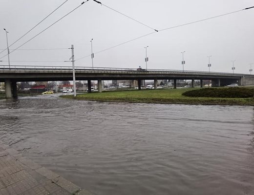 Наводненият надлез "Скобелева майка" в Пловдив. Снимка: Тодор Делчев в групата I see you КАТ Пловдив