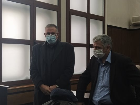 Д-р Иван Димитров в съда (вляво) с адвоката си. Снимки: Авторът