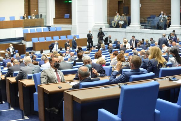Депутатите приеха на на второ четене промени в Закона за лечебните заведения.
