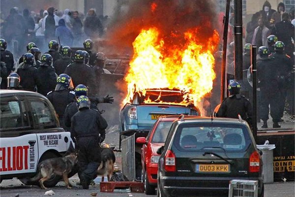 Полицаи блокират улица в лондонския квартал Хакни заради подпалена кола.
