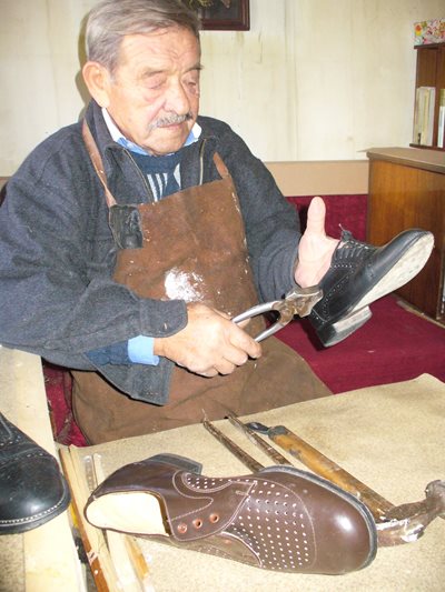 "Най-важният инструмент на обущаря са тегляшките клещи и аз никога не се разделям с тях", казваше Пейко Михов.
 СНИМКА: Ваньо Стоилов