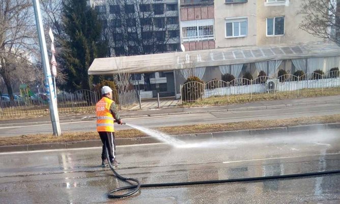 Започна миенето на улици и булеварди в София.
СНИМКА: СТОЛИЧНА ОБЩИНА