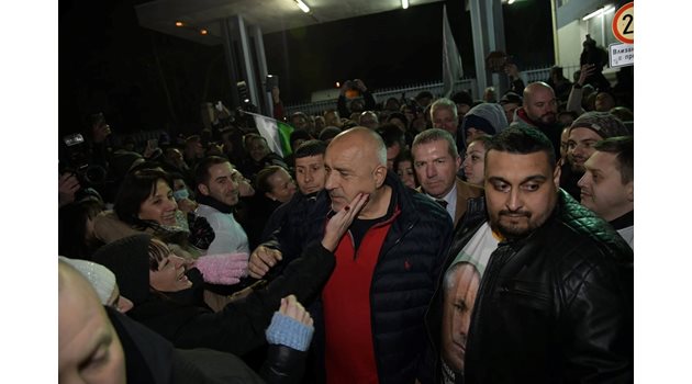 Борисов бе посрещнат със скандирания от възторжено множество симпатизанти на ГЕРБ.