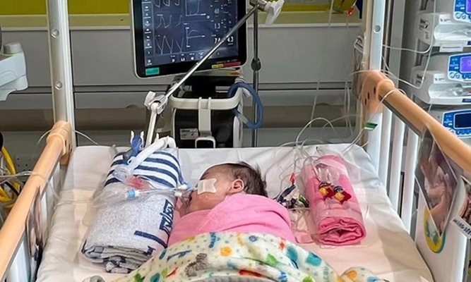 Бебето се е родило със сърдечна недостатъчност и само трансплантация е можела да спаси живота му. Снимка: Радио Китай