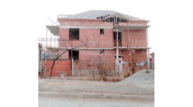 Къщата на един от разследваните за трафик на бебета в Камено през 2004 г.