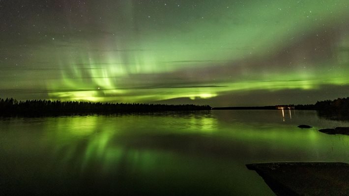 Северното сияние над финландското градче Рованиемил Снимки: LIGHTSOVERLAPLAND.COM , Reuters