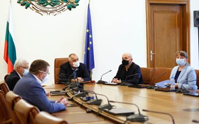 Prime Minister Borissov brought together Deputy Prime Minister Tomislav Donchev, Social Affairs Minister Denitsa Sacheva, Health Minister Kostadin Angelov and Finance Minister Kiril Ananiev.  PHOTO: Council of Ministers