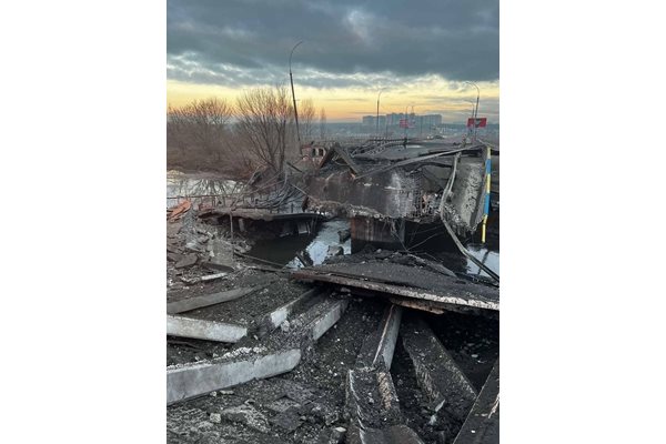 Разрушеният мост над река Тетерив СНИМКИ: Фейсбук/Министерството на външните работи в Украйна