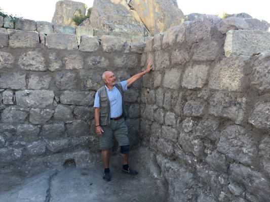 Проф. Николай Овчаров показва новооткрития езически храм на Перперикон, който е най-добре запазения в Родопите. СНИМКИ: НЕНКО СТАНЕВ