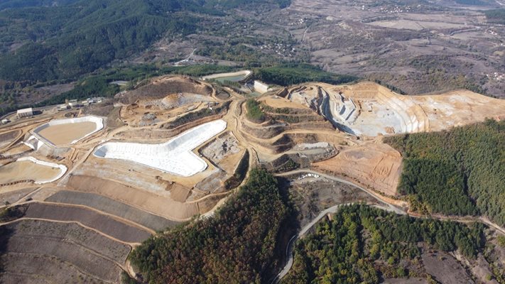 Хълмът Ада тепе.
Вдясно е рудникът, а
в центъра и вляво е
съоръжението за
депониране на отпадъци.
Стъпаловидната тераса е
със засадените фиданки.

СНИМКИ: ЙОРДАН СИМЕОНОВ