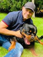 Костадин Димитров с любимото си куче Боно.