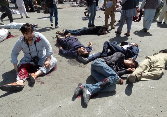 Ранени и убити лежат на мястото на кървавия атентат в столицата на Афганистан.