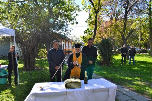 Отец Георги отслужи водосвет, на който присъстваха кметовете на община Марица Димитър Иванов и на Войводиново Димитър Тосев