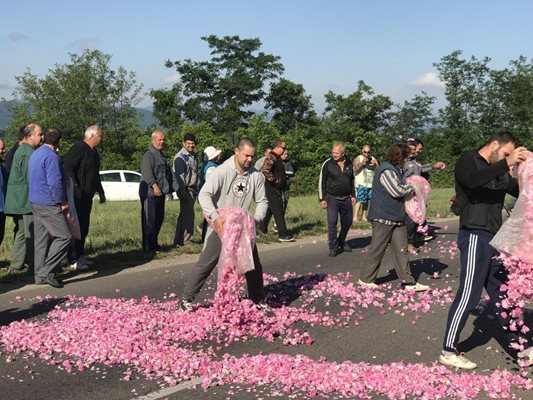 Протестиращите от Черганово засипаха асфалта с розов цвят.