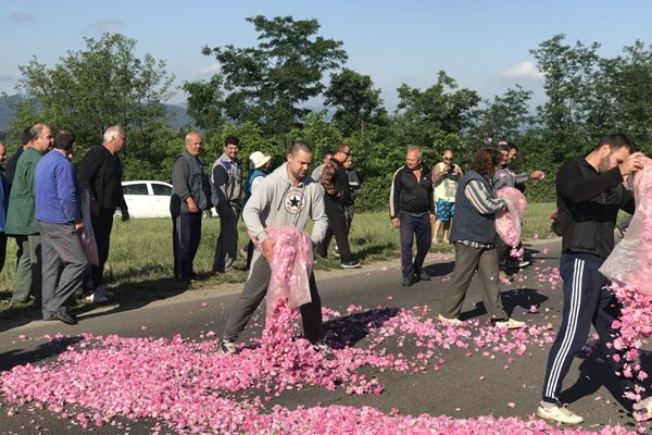 Протестиращите от Черганово засипаха асфалта с розов цвят.