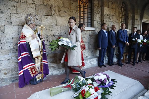 Ева Майдел поднася цветя на саркофага на цар Калоян в църквата "Св. 40 мъченици" във Велико Търново  СНИМКИ: Пресцентър на ГЕРБ