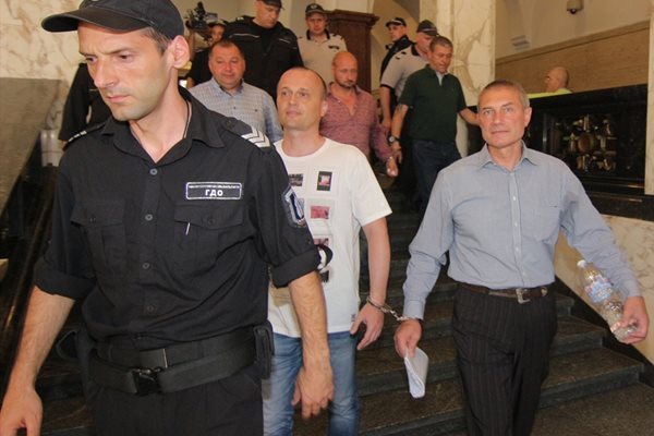 Водят под конвой задържаните полицаи СНИМКИ: Румяна Тонева