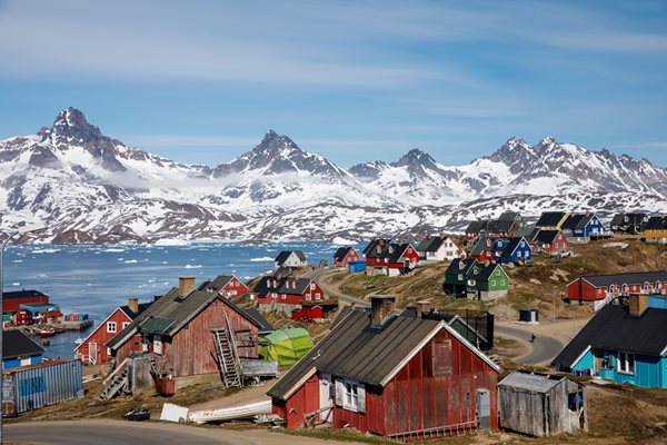 Въпреки внушителните размери на острова населението му е само 57 000 жители, 90% от които са местни ескимоси.