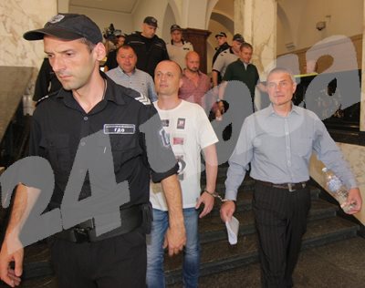 Водят под конвой задържаните полицаи СНИМКИ: Румяна Тонева
