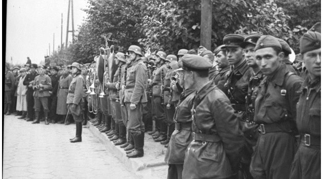 Съвместен парад на германски и съветски войници в Полша
