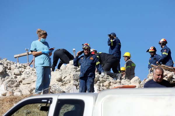 Спасителни екипи вече разчистват разрушени от земетресението сгради на остров Крит.