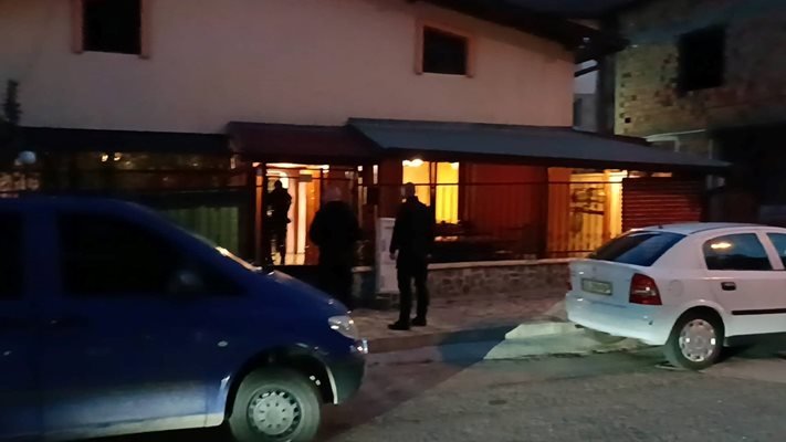 Трима души са задържани в Благоевград тази сутрин по подозрения за купуване на гласове.