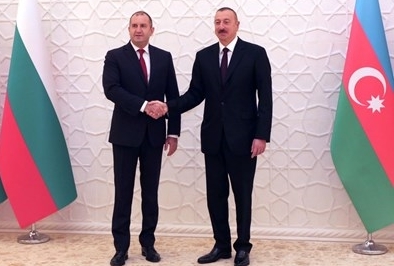 Радев посреща президента на Азербайджан с 21 топовни салюта