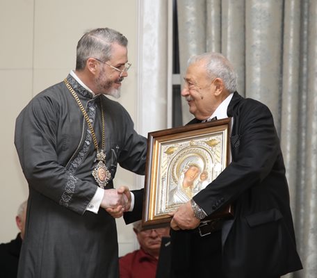 Западноевропейският митрополит Антоний подарява на Гарелов икона на Богородица.