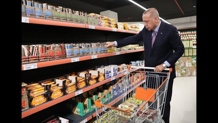 Ердоган пазарува в любимия си супермаркет. Скрийншот/Youtube