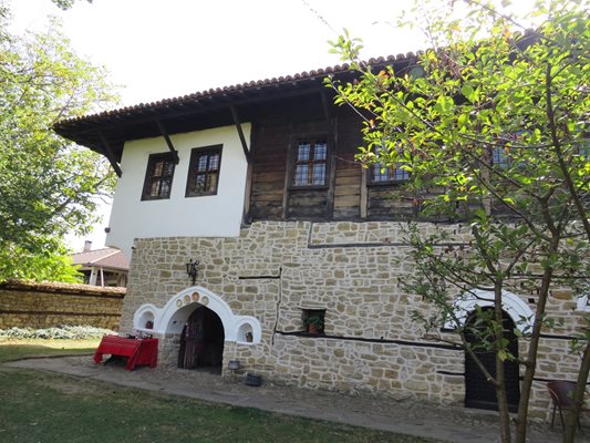 Арбанаси - селото, характерно е с къщите крепости на арбанашките търговци
