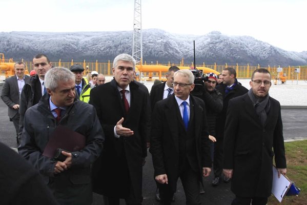 Премиерът инспектира компресорната станция край Калотина - част от газовата връзка със Сърбия
Снимка: Велислав Николов