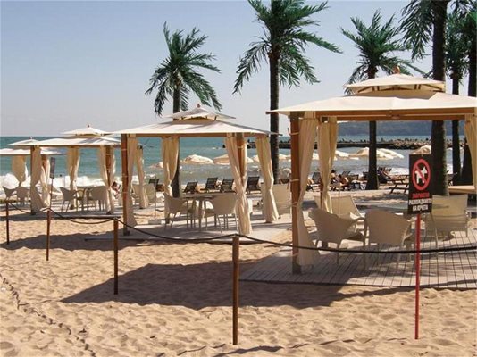 Култовото плажно заведение "Рапонги" на крайбрежната алея във Варна. За нея "Холдинг Варна" е подготвил мащабния проект "Алея Първа"
СНИМКА: ИСКРА СОТИРОВА
