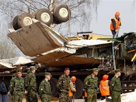 Руски войници товарят на камион останките от разбилия се край Смоленск самолет на Лех Качински.
СНИМКА: РОЙТЕРС
