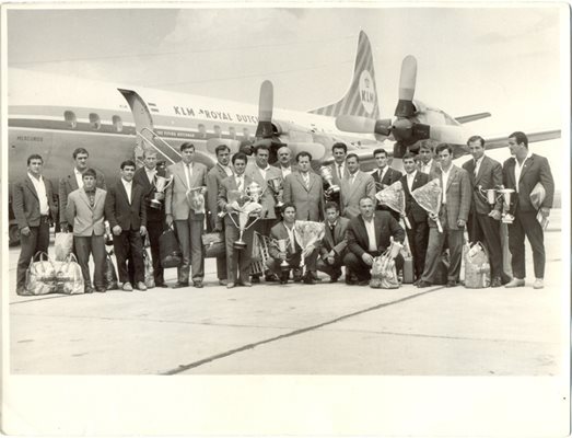 Българският национален отбор по борба на летището в Атина през 1963 г. след балканиадата в гръцката столица.