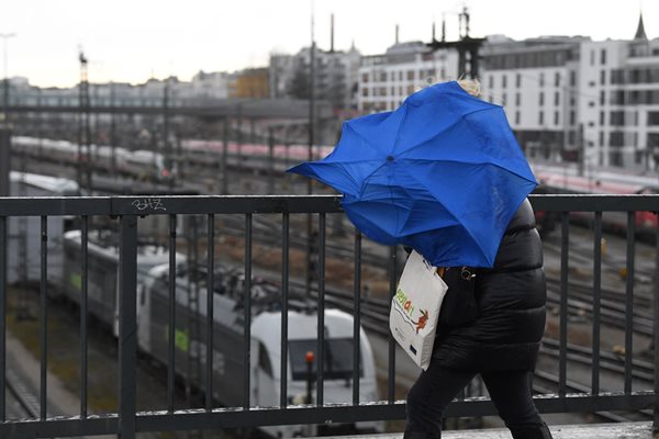 Вятърът в Германия отнесе ТИР, шофьорът загина